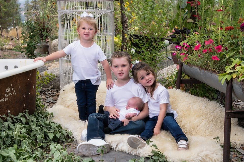 How to Choose Matching Outfits for Family Photos