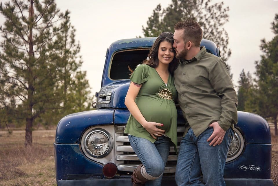 How to Style Jeans for Stunning Maternity Photos